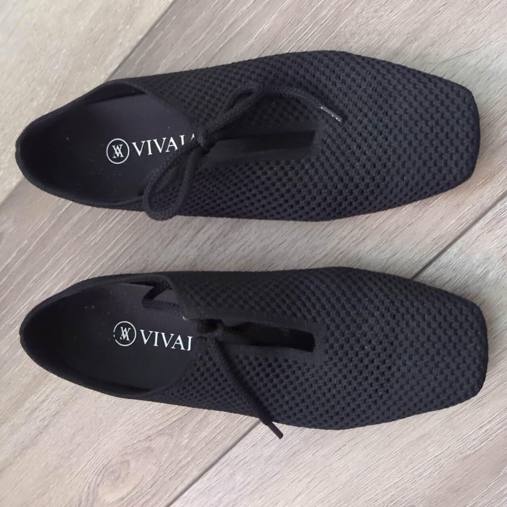 Like new - size 8 (or 39) Vivaia casual black flats with a lace detail